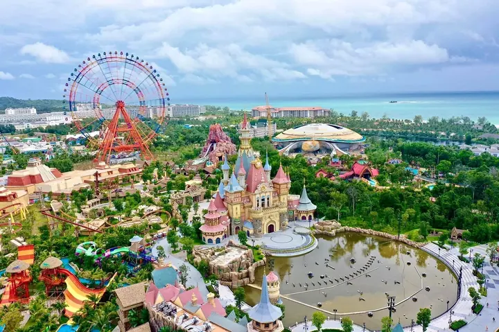 Khu trò chơi ngoài trời trong công viên giải trí