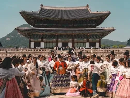 Du khách mặc hanbok trước cung điện Cảnh Phúc Cung ở Seoul