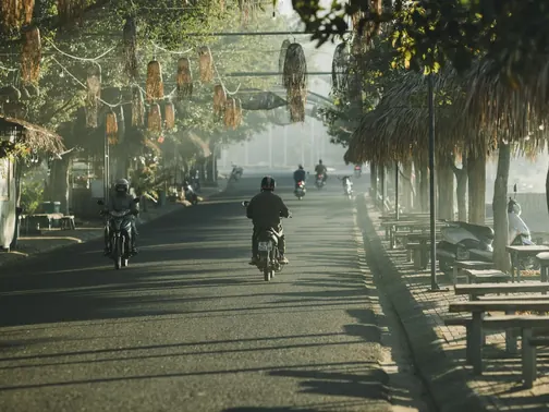 Bãi biển miền Trung với ghềnh đá và nước trong