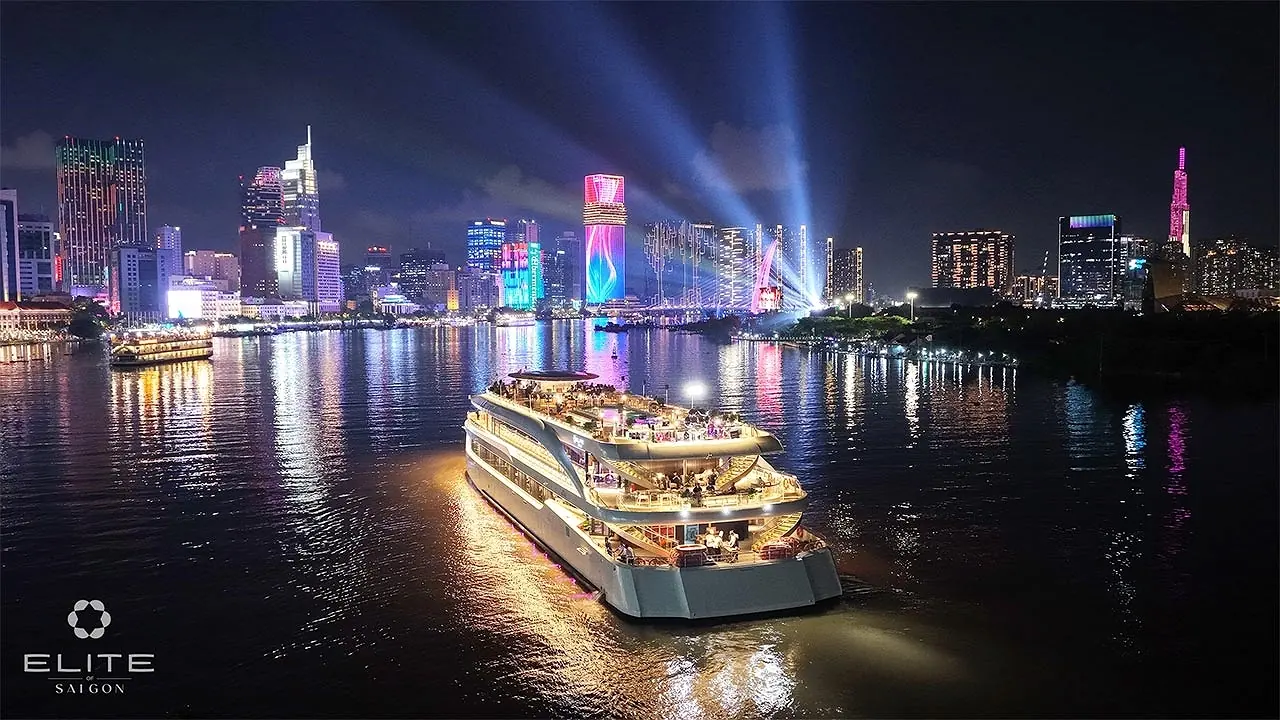 Quầy bar với dãy ghế cao kê dọc mặt quầy