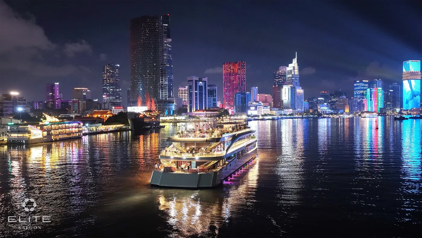 Sảnh chờ rộng với bộ bàn ghế kê giữa phòng