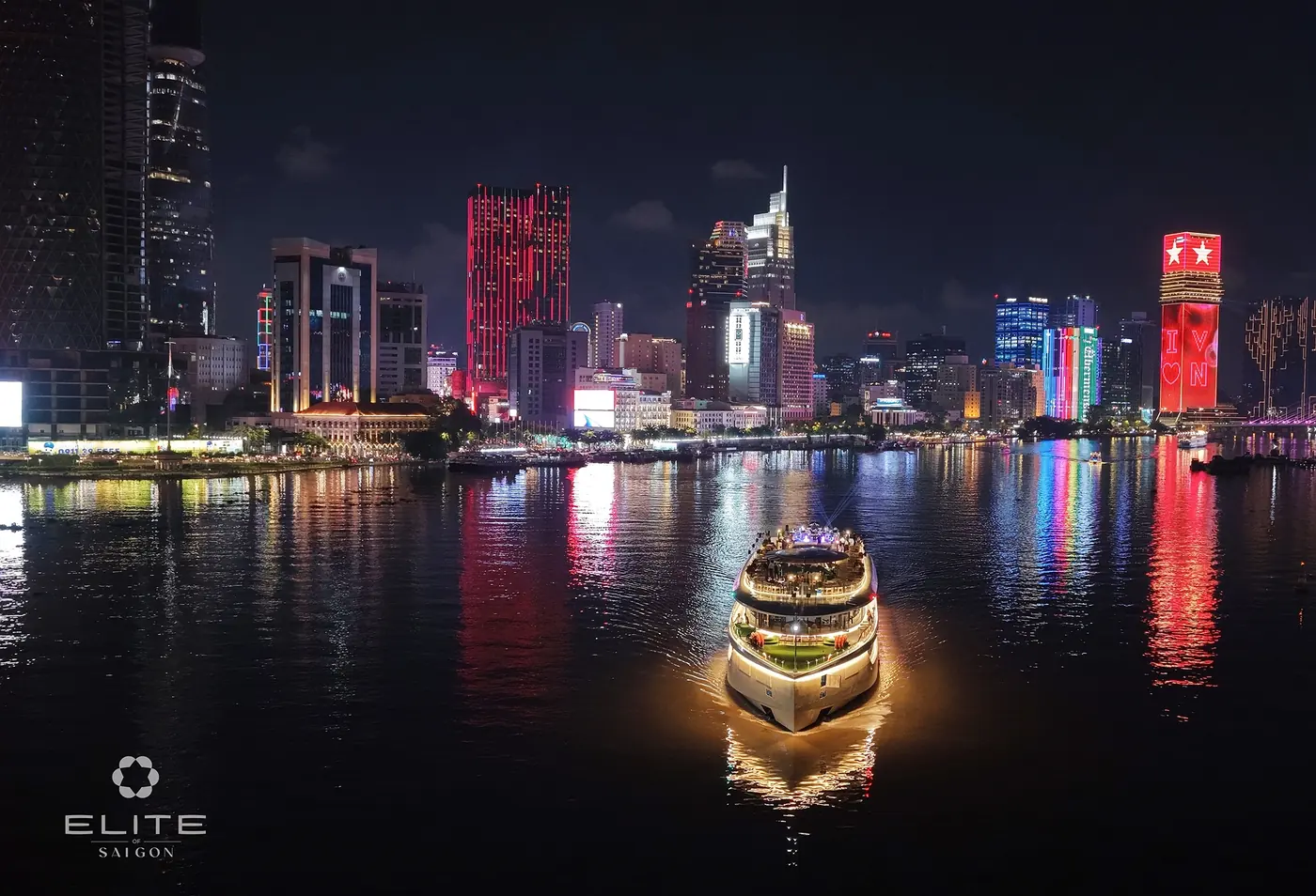 Đĩa khai vị bày trên bàn ăn