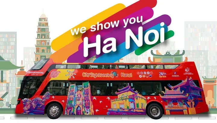Mặt nước biển trong xanh nhìn từ mạn thuyền