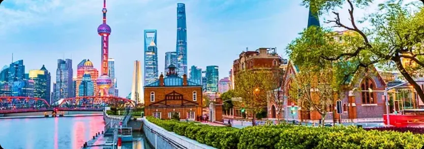 Bờ sông và những toà nhà chọc trời lên đèn